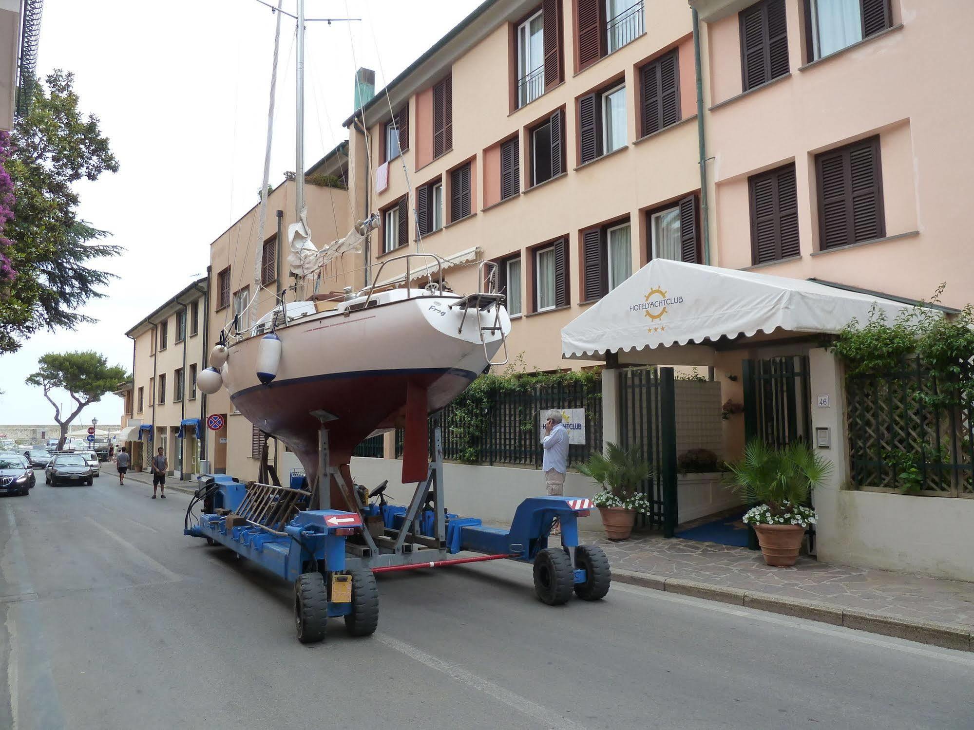 Hotel Yacht Club Марчана Марина Екстериор снимка