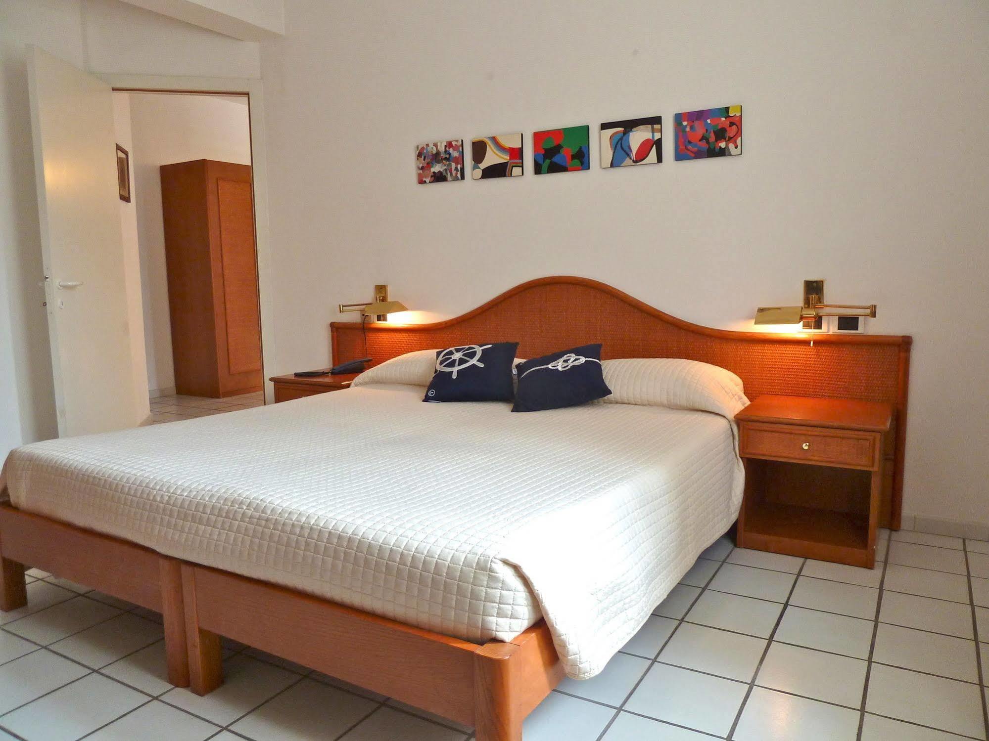 Hotel Yacht Club Марчана Марина Екстериор снимка